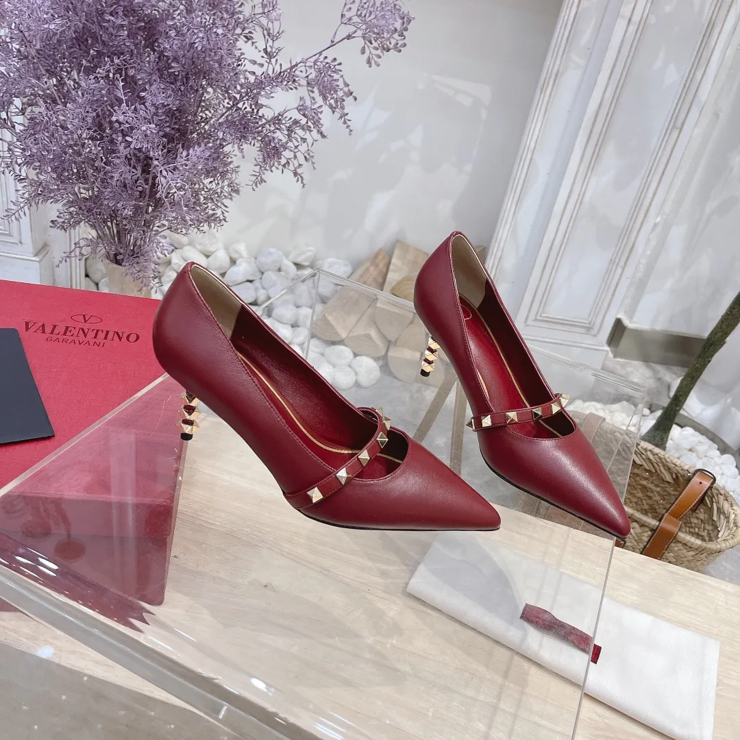 💕💕Factory direct selling price p440💕💕 Genuine leather sole +40 🆕Valentino. Valentino👑👑Latest series in the counter, the highest version, perfect details, very eye-catching catwalk series launched, V family’s hot rivet elements, luxurious and gorgeous! Various colors can be matched with beautiful clothes in spring and summer. There are many choices🎉🎉Exquisite and durable. It is copied at 1:1 of the original product. The upper foot is very pedicure-like. The key point is that it is very good and easy to control. It does not grind the feet and does not tire the feet. It is a walking artifact. The last shape is completely compared to the counter. The details are perfect. Without the original version, it would not be so exquisite! (Note! The heel shape and height are exclusively molded according to the original version, and are not randomly substituted by the market🐂) The color and texture of the fasteners are consistent with the original version! 🔺Fabric: Imported sheepskin, 🔺Lining: According to the original high-gloss imported sheepskin lining 🔺6 colors to choose from: black ➕black belt, black ➕white belt, pink, burgundy, white, apricot 🔺Number of yards: 35 to 42 yards (42 yards are not exchanged) 🔺Heel height: 7cm Rubber sole Genuine leather sole +40